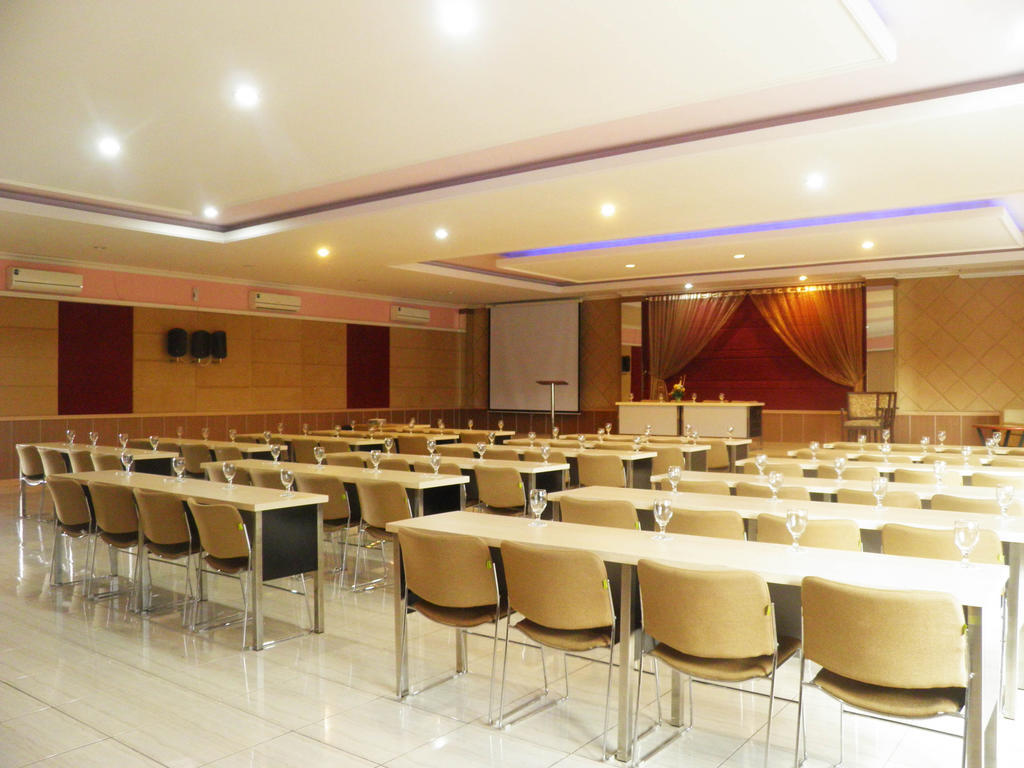 Hotel C3 Semarang Kültér fotó