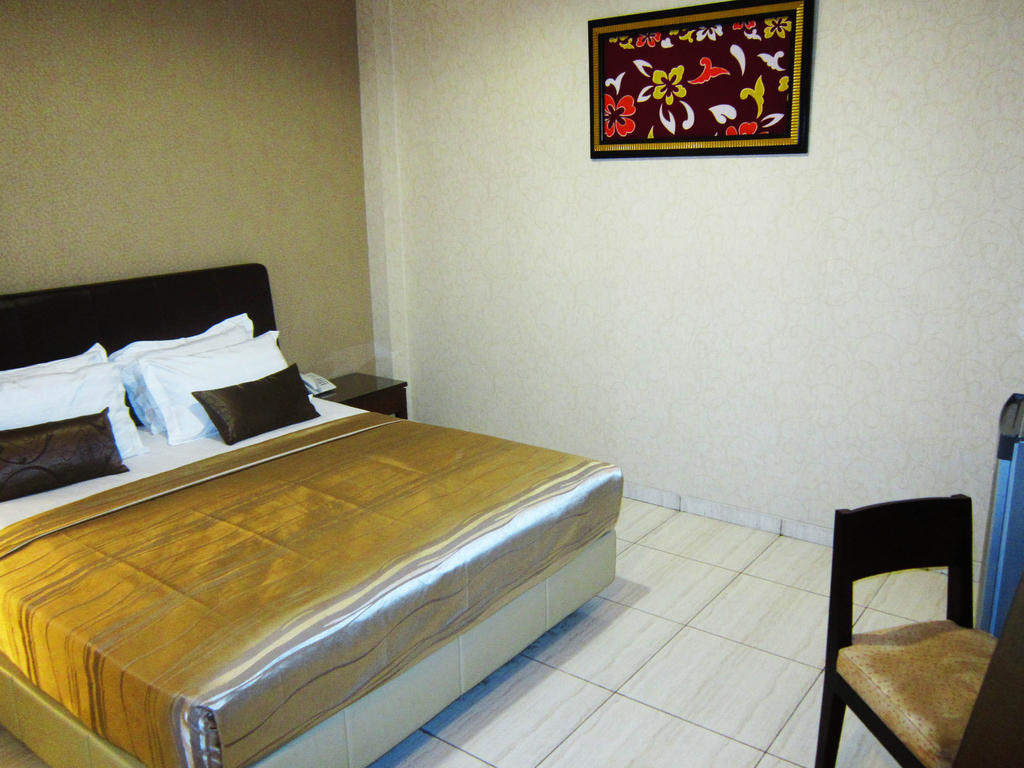 Hotel C3 Semarang Szoba fotó